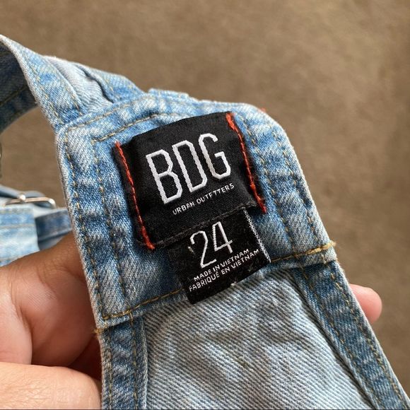 NWT BDG Urban Outfitters Light Wash Roll Cuff Denim Shortalls Overalls 24 - Picture 4 of 4